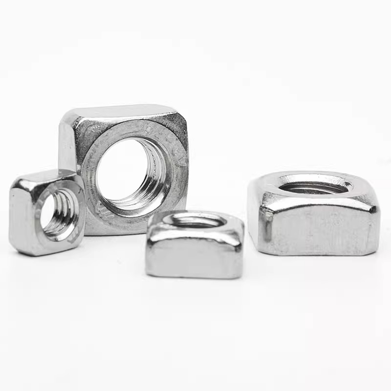 Black square nut na may solong chamfer