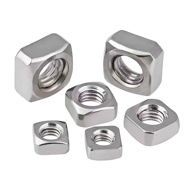 Square nut na may malaki sa buong flat